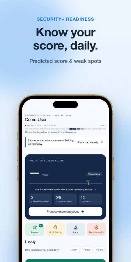 Pantalla de inicio de la app Cyber Security Academy en su interfaz en árabe, con una tarjeta «Iniciar la primera lección», un registro de XP y objetivos diarios, y la cuenta atrás del World Coding Challenge