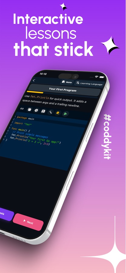 Editor di codice che mostra un programma Go con package main, import fmt e chiamate a fmt.Println accanto a una lezione sul primo programma