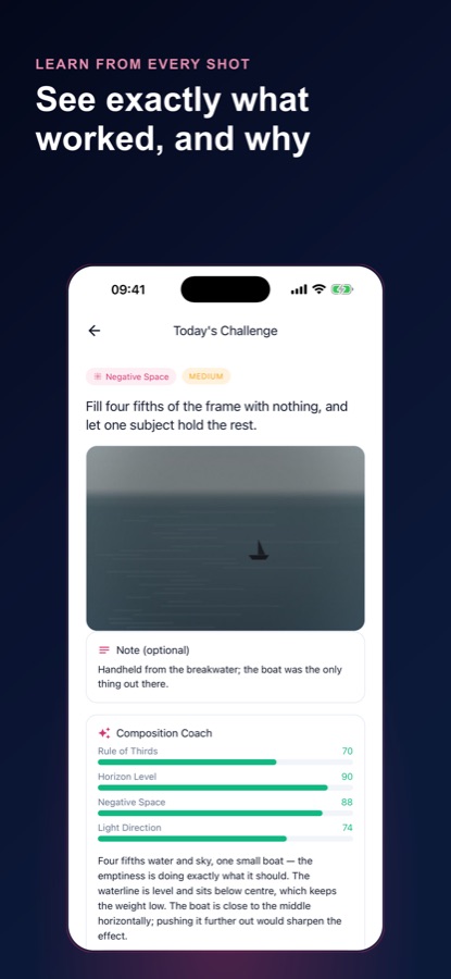 Défi sur l’espace négatif avec une photo d’un petit bateau sur l’eau, les notes du coach et une explication